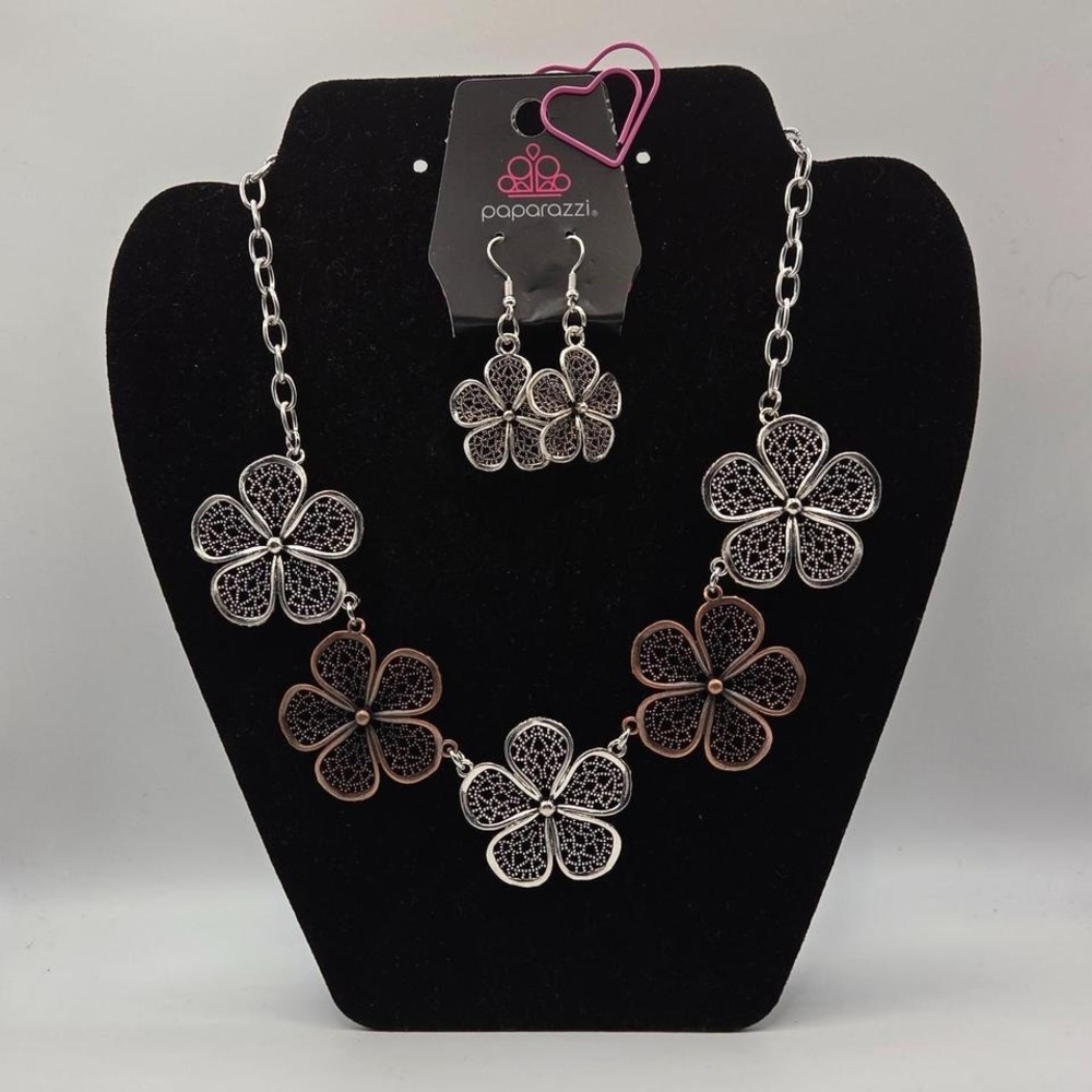 Paparazzi "No Common Daisy" Necklace & Earring Set